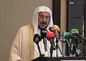 وزير الشؤون الإسلامية: يمنع تصوير الصلاة ونحث الأئمة على تجنب الرياء (فيديو)