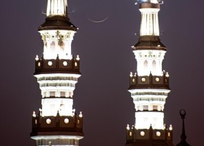 عانق الهلالُ الزهرةَ.. سماء الحدود الشمالية تحتفي بأولى ليالي رمضان بمشهد سماوي بديع