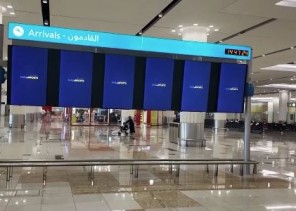 صور صادمة.. مطار دبي بلا مسافرين عقب تعليق الرحلات (شاهد)