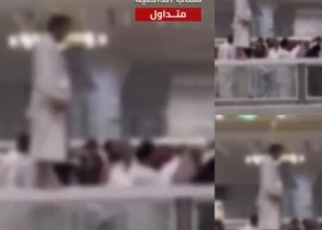 مشهد أثار الجدل بالحرم.. معتمر يصلي فوق حاجز زجاجي والأمن يتدخل سريعا (شاهد)