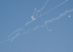 مسيّرات إيرانية تستهدف ميناء الدقم في عُمان.. وإصابة عامل