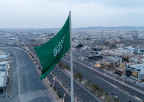 في يوم العلم.. أمانة مكة ترفع راية التوحيد على أعلى سارية بارتفاع 80 مترًا