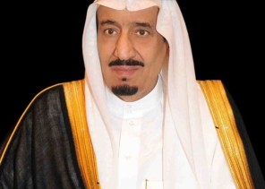 الملك سلمان يهنئ المسلمين بعيد الفطر ويؤكد: خدمة الحرمين نهج راسخ
