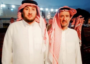 جنوب حائل.. مالك الإبل راشد عبد الله المهيمزي يحتفي بعيد الفطر بمأدبة عشاء بحضور وجهاء وأعيان القبائل (صور)