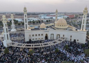 في قلب تبوك.. “جامع الوالدين” الوجهة الأبرز للمصلين في صلاة عيد الفطر المبارك