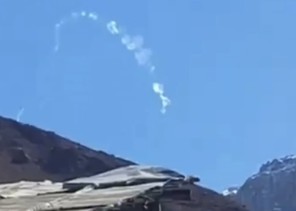 فيديو.. إسقاط طائرة حربية إيرانية فوق طهران في أول اشتباك جوي بين إسرائيل وإيران