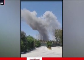 إيران تحت القصف.. غارات تضرب النفط والجسور والسكك الحديدية (شاهد)
