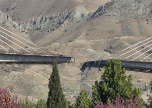 شريان طهران ينقطع.. شاهد لحظة انهيار “أعلى جسر في الشرق الأوسط” بضربة أمريكية إسرائيلية