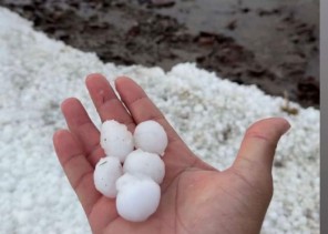 بردية تاريخية تضرب “مركز عماير المرير” و”دغيبجة حائل” وتحول الصحراء إلى لوحة بيضاء.. وتحذيرات من السيول وغرامات تصل إلى 10 آلاف ريال (صور)