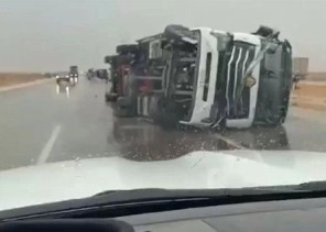 غضب السحاب.. رياح هابطة تباغت طريق القصيم وتقلب الشاحنات و”المسند” يعلق