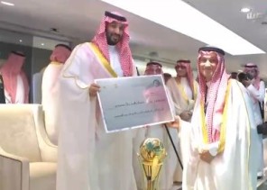 رئيس “الخلود” الأمريكي “بن هاربوغ” يخطف الأنظار بالزي السعودي خلال تكريمه من ولي العهد (شاهد)