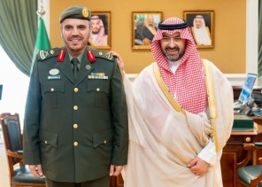 نائب أمير تبوك يستقبل مدير جوازات المنطقة ويقلده رتبته الجديدة
