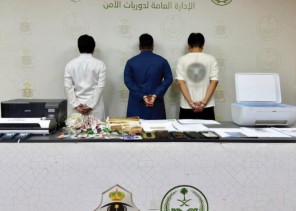 باعوا الوهم لضيوف الرحمن.. شاهد لحظةالإطاحة بـ 3 مقيمين روجوا لحملات حج مضللة عبر “السوشيال ميديا”