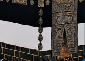 الكعبة المشرفة ترتدي ثوبها الجديد مع غرة محرم.. استعدادات متقنة ومشهد مهيب