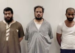 بعد ساعات من فرارهم.. أول صورة للهاربين الثلاثة عقب القبض عليهم في الكويت