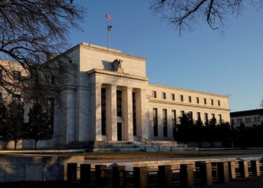 الاحتياطي الفيدرالي يُبقي أسعار الفائدة دون تغيير والتضخم يظل فوق المستهدف