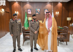 أمير حائل يُقلّد نائب مدير شرطة المنطقة رتبته الجديدة ويهنئ عددًا من الضباط المترقين