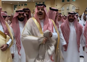 لفتة لا تُنسى.. شاهد: سمو أمير حائل يفاجئ عريسًا بحضوره بعدما علم بزواجه في القاعة المجاورة