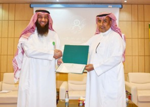 رئيس مؤسسة البريد السعودي يشارك منسوبي البريد فرحتهم بالعيد