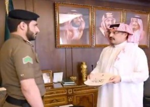 تركي بن طلال يلتقي بالعريف حسن الشهري ويكرمه على حسن مظهره وجودة قيافة بدلته العسكرية