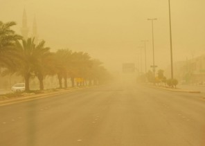 موجة غبار تحجب الرؤية على نجران.. و«أمن الطرق» يحذر