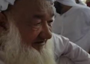 فيديو.. مُسن إماراتي يتزوج للمرة الثالثة من ثلاثينية وسط حضور كبير.. وهذه نصيحته للشباب