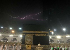 بالفيديو والصور.. تساقط مياه الأمطار على الكعبة المشرفة في مشهد بديع