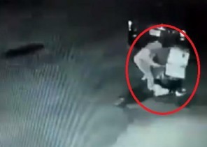 فيديو.. عامل نظافة يفرّغ النفايات أمام المنازل ليجمع الكراتين في حي شرق الرياض