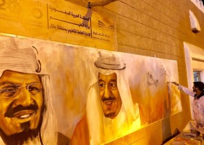 الفنان التشكيلي الرشيدي يلفت الأنظار برسمه لوحة للمؤسس وخادم الحرمين الشريفين في مهرجان الجنادرية