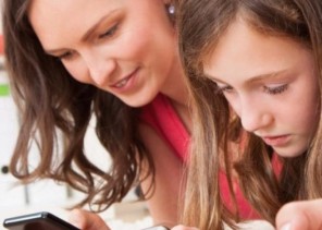 هل تطور التكنولوجيا ساهم في قطع صلة الرحم ام عزز العلاقات الانسانية بين الاهل والاقارب ؟