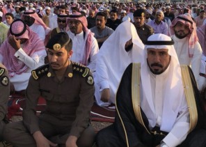 محافظ الحائط يؤدي صلاة عيد الأضحى مع جموع المصلين