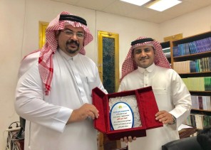 مدير مدرسة نموذجية سلمان الفارسي يكرم مدير المكتبة العامة بجدة