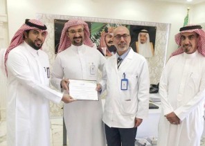 مدير الشؤون الصحية يكرم عدة أطباء بمستشفى القريات