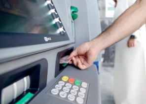مواطنة بتبوك تتفاجأ بسحوبات بـ 25 ألف ريال بعد نسيانها بطاقة صرافها في مول بجدة