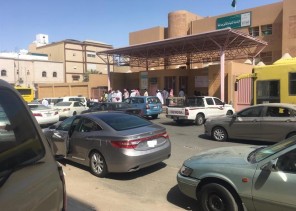 “شرطة مكة” تسيطر على رجل خلع ملابسه وحاول اقتحام مدرسة بنات