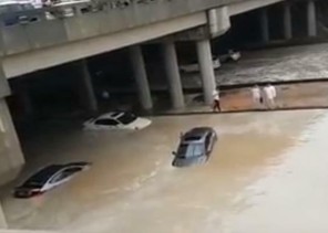 بالفيديو.. أمطار غزيرة على الرياض تتسبب في احتجاز سيارات وشل الحركة المرورية