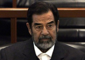 حراسه انخرطوا في البكاء لحظة إعدامه.. ضابط أمريكي يروي تفاصيل دقيقة عن حياة صدام في زنزانته