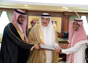 أمير منطقة جازان يكرم الطالب جديبا