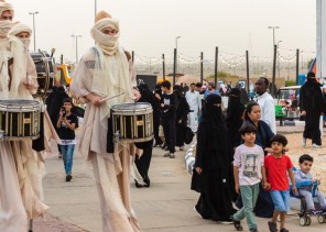 فعاليات وعروض عالميه‬ ‫زوار قرية الهجن يتخطّون الـ 40 الف ‬