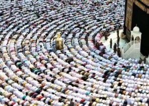 وسط منظومة من الخدمات المتميزة وفرتها المملكة لهم ضيوف الملك سلمان يؤدون أول صلاة جمعة عقب وصولهم مكة المكرمة