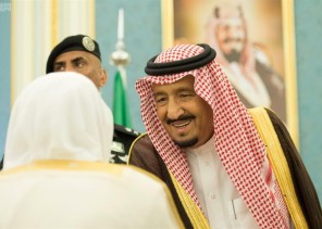 بالصور.. خادم الحرمين الشريفين يستقبل الأمراء والعلماء والمواطنين بقصر اليمامة