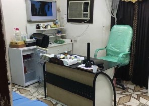 ضبط 3 وافدين يمارسون مهناً صحية بدون ترخيص داخل منزل بجدة (صور)