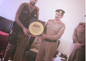 اللواء زايد الطويان  يكرم الملازم أول محمد بن طالب التيماني لتميزأداءه أثناء الحج 1439هـ