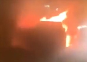 فيديو.. اشتعال النيران في سيارة مواطنة أمام منزلها بتبوك في ظروف غامضة