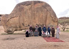 “صخرة الصقر”الواثب المبرقع بجبال العلم تثير الدهشة وتجذب  الزائرين