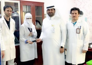 مستشفى مدينة العيون بالأحساء يكرم الممرضة هنادي البراهيم