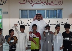 توزيع جائزة الانضباط اليومي بمدرسة الطاهرية