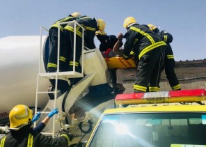 مدني بريدة ينقذ عامل احتجز بخلاط خرسانة جاهزة