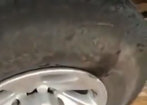 بالفيديو.. صاعقة تصيب سيارة مواطن وتؤدي إلى انفجار إطاراتها