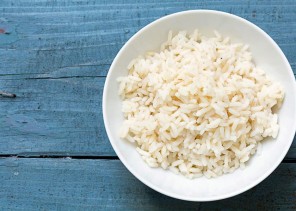 لهذا السبب لا ينبغي ترك الأرز المطهي خارج الثلاجة